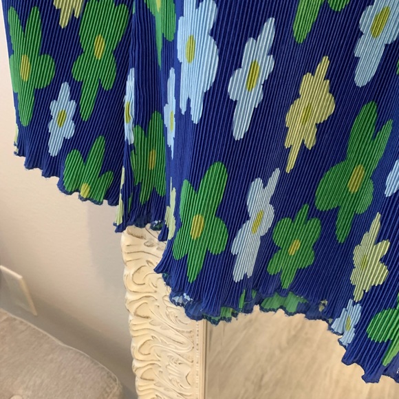 These flowing floral slacks are fun for spring and summer. Work or play. - Picture 2 of 4